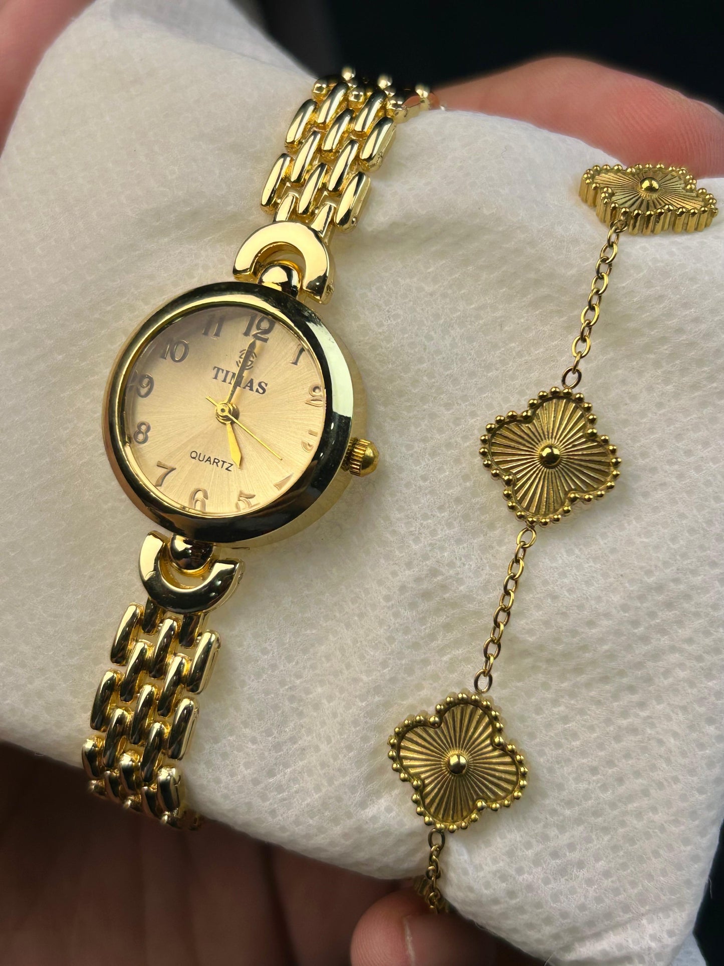 TIMAS Quartz Women Watch with Clover Bracelet - Golden