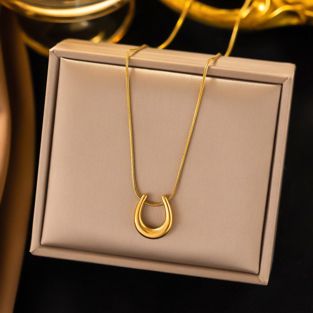 Chunky Bloom Horseshoe Necklace