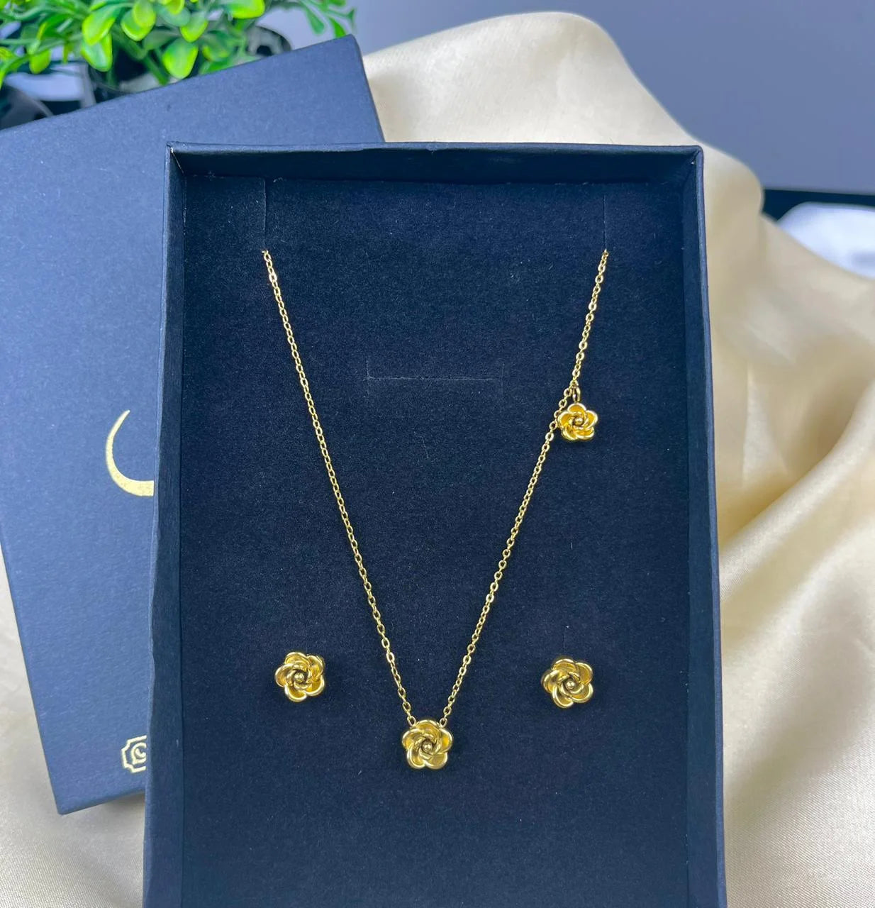 Minimal Rose Blossom Tops and Necklace Set