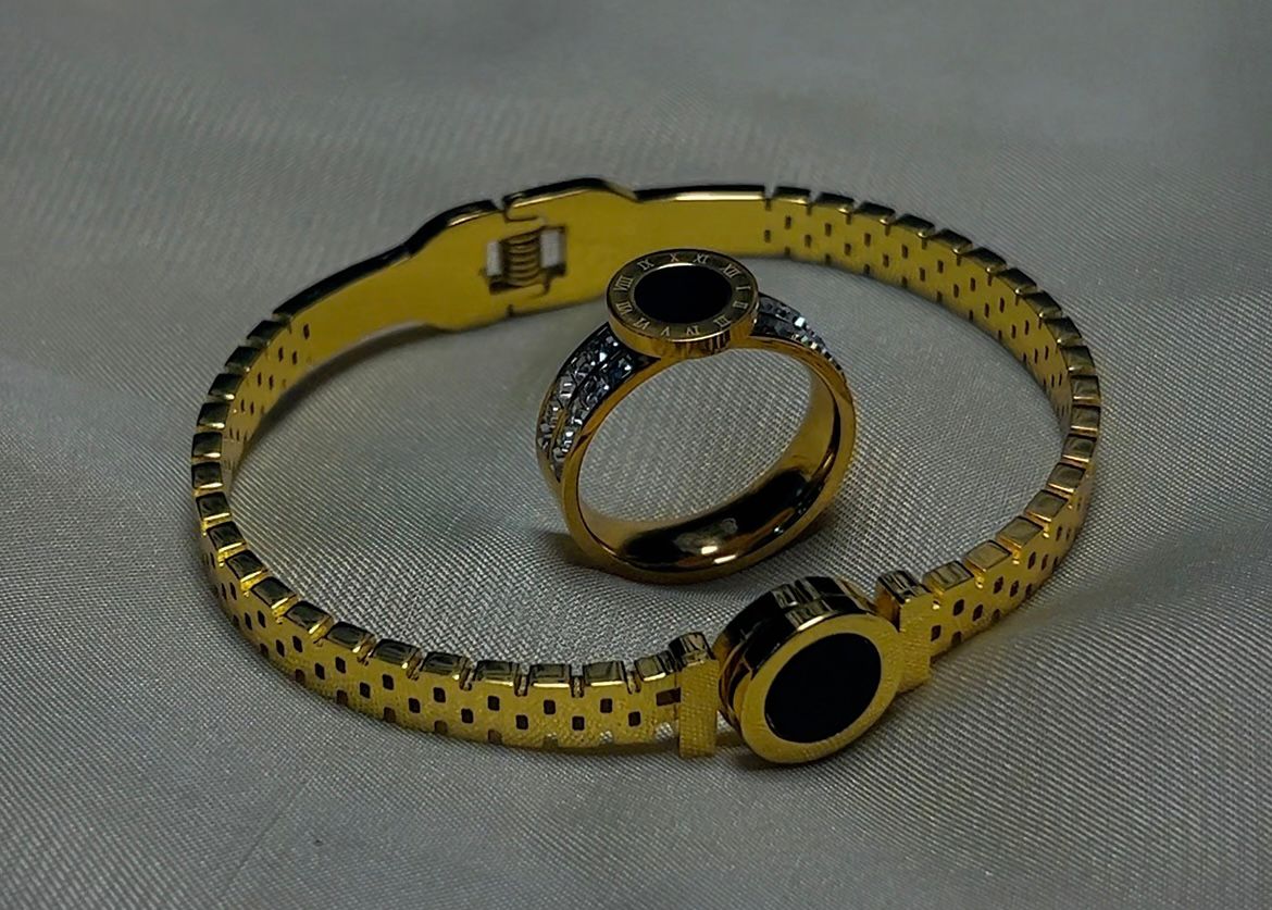 New Elegant Armlet with Ring