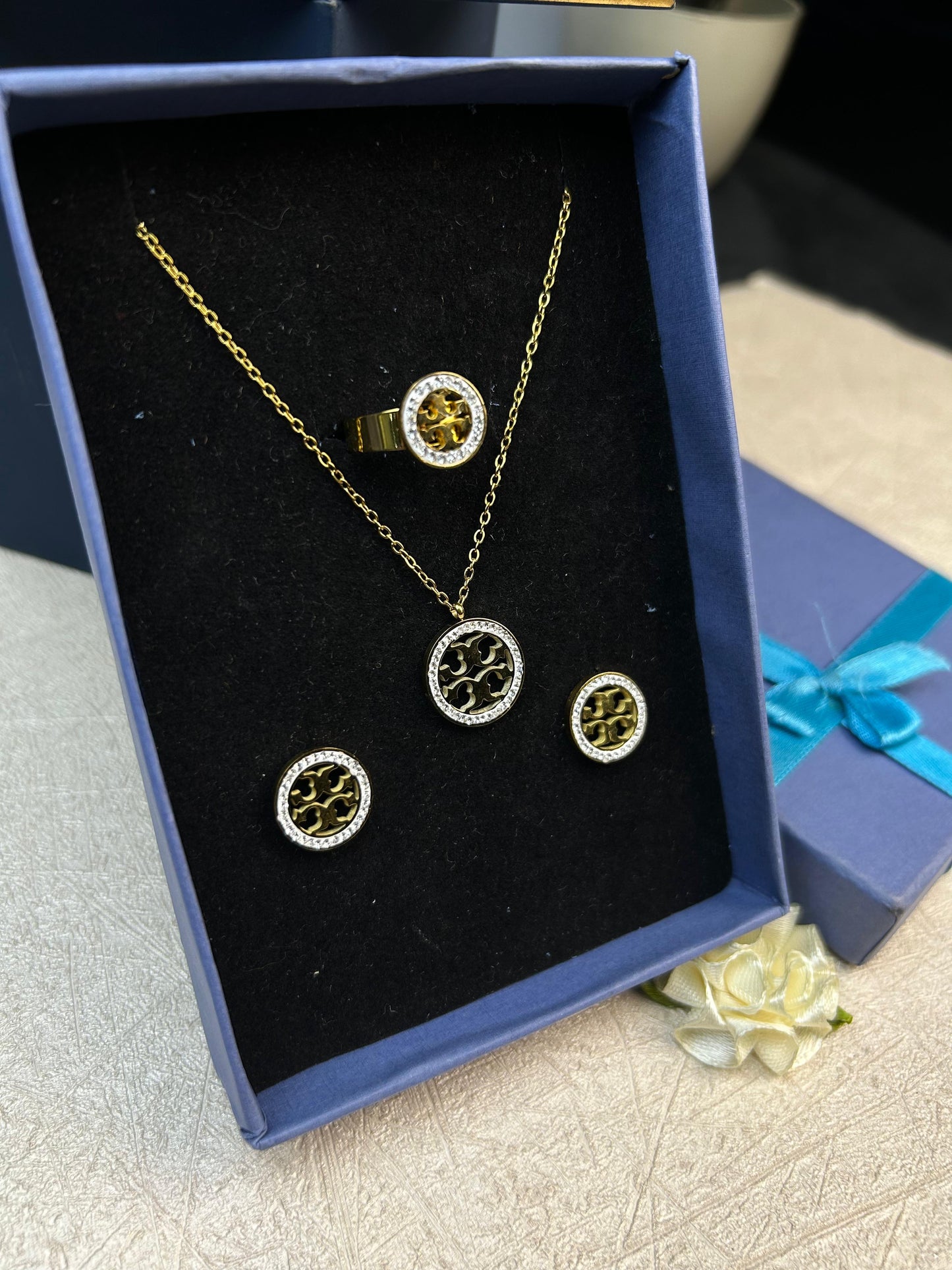 Elegant Tory Set With Ring
