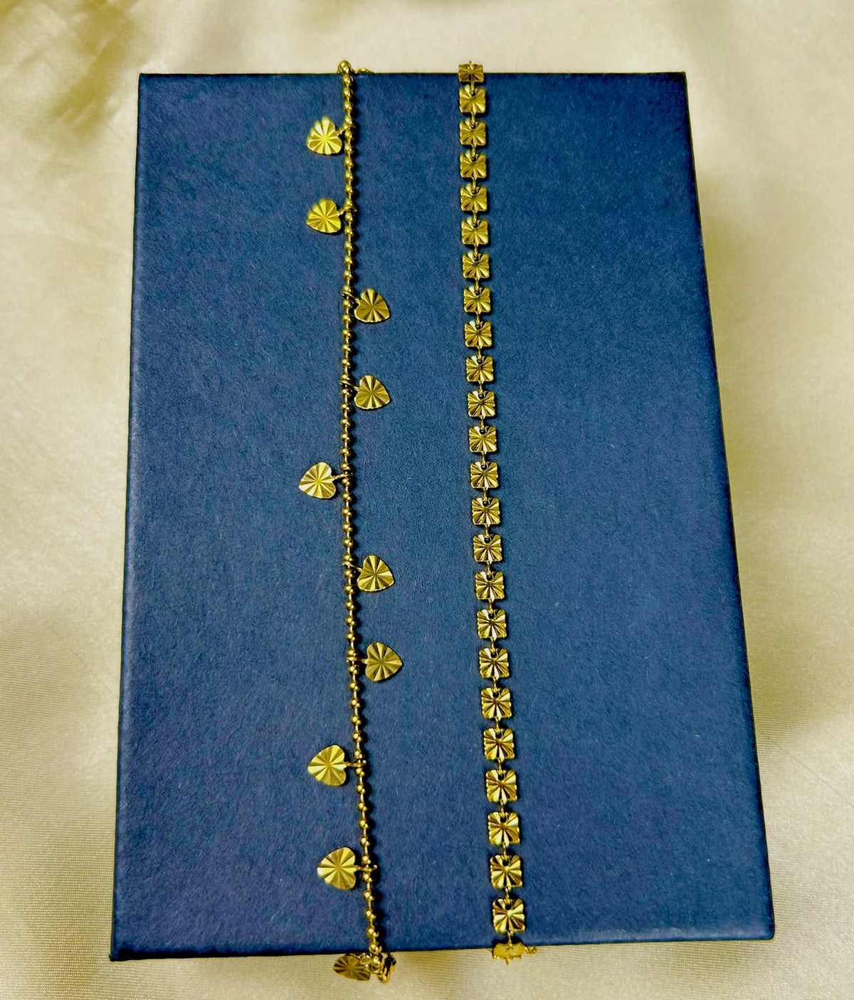 Pair of stylish and Daisy Floral Anklets